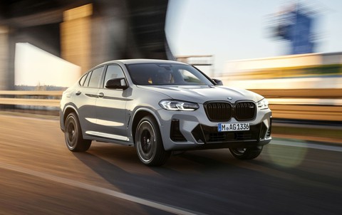 Lái SUV vượt đèn đỏ, người phụ nữ bị phạt gấp rưỡi thông thường - Ảnh 1. Lái SUV vượt đèn đỏ, người phụ nữ bị phạt gấp rưỡi thông thường - Ảnh 1.
