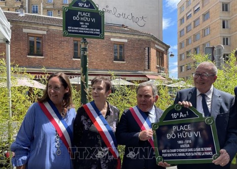 Tin thế giới 30-6: Quảng trường ở Paris mang tên phi công người Việt; Lính Azov được thả - Ảnh 1. Tin thế giới 30-6: Quảng trường ở Paris mang tên phi công người Việt; Lính Azov được thả - Ảnh 1.
