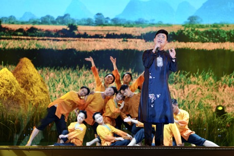 Nghệ sĩ Bạch Tuyết, Quang Linh, Đen Vâu… hát tôn vinh tình cảm gia đình - Ảnh 4. Nghệ sĩ Bạch Tuyết, Quang Linh, Đen Vâu… hát tôn vinh tình cảm gia đình - Ảnh 4.