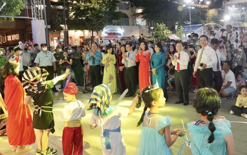 Nghệ sĩ Bạch Tuyết, Quang Linh, Đen Vâu… hát tôn vinh tình cảm gia đình - Ảnh 2. Nghệ sĩ Bạch Tuyết, Quang Linh, Đen Vâu… hát tôn vinh tình cảm gia đình - Ảnh 2.