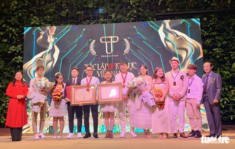 Hồ Ngọc Hà, Đông Nhi chúc mừng đạo diễn Trần Thành Trung xác lập 2 kỷ lục Việt Nam - Ảnh 3. Hồ Ngọc Hà, Đông Nhi chúc mừng đạo diễn Trần Thành Trung xác lập 2 kỷ lục Việt Nam - Ảnh 3.