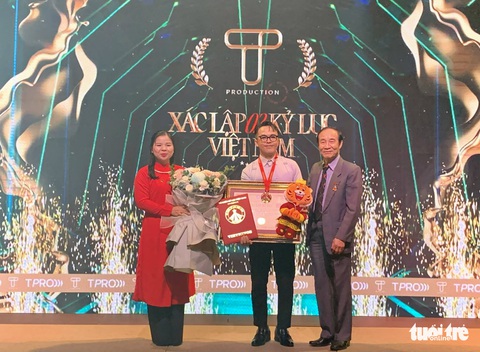 Hồ Ngọc Hà, Đông Nhi chúc mừng đạo diễn Trần Thành Trung xác lập 2 kỷ lục Việt Nam - Ảnh 1. Hồ Ngọc Hà, Đông Nhi chúc mừng đạo diễn Trần Thành Trung xác lập 2 kỷ lục Việt Nam - Ảnh 1.