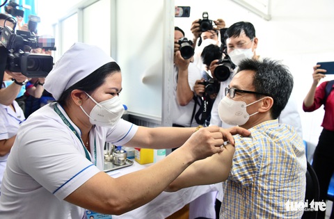 Phó thủ tướng Vũ Đức Đam tiêm vắc xin mũi 4 tại Bệnh viện Bệnh nhiệt đới TP.HCM - Ảnh 1. Phó thủ tướng Vũ Đức Đam tiêm vắc xin mũi 4 tại Bệnh viện Bệnh nhiệt đới TP.HCM - Ảnh 1.