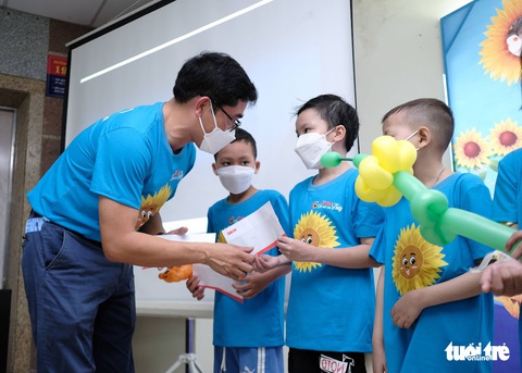 Cầm số tiền Tiếp sức hoa mặt trời, bà ngoại ôm cháu ‘mừng run’ - Ảnh 3. Cầm số tiền Tiếp sức hoa mặt trời, bà ngoại ôm cháu ‘mừng run’ - Ảnh 3.