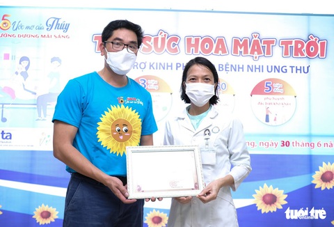 Cầm số tiền Tiếp sức hoa mặt trời, bà ngoại ôm cháu ‘mừng run’ - Ảnh 6. Cầm số tiền Tiếp sức hoa mặt trời, bà ngoại ôm cháu ‘mừng run’ - Ảnh 6.