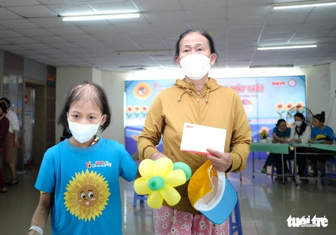Cầm số tiền Tiếp sức hoa mặt trời, bà ngoại ôm cháu ‘mừng run’ - Ảnh 5. Cầm số tiền Tiếp sức hoa mặt trời, bà ngoại ôm cháu ‘mừng run’ - Ảnh 5.