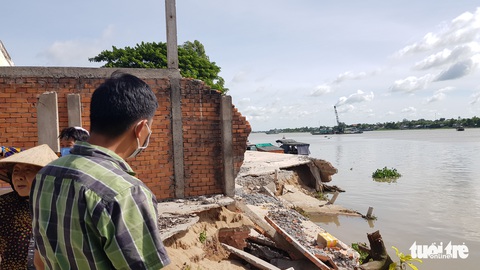Dân lo lắng khi sạt lở nghiêm trọng nhưng xáng cạp vẫn nạo vét chỉnh dòng chảy - Ảnh 1. Dân lo lắng khi sạt lở nghiêm trọng nhưng xáng cạp vẫn nạo vét chỉnh dòng chảy - Ảnh 1.
