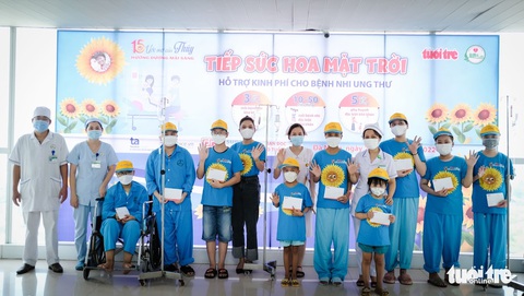 Cầm số tiền Tiếp sức hoa mặt trời, bà ngoại ôm cháu ‘mừng run’ - Ảnh 8. Cầm số tiền Tiếp sức hoa mặt trời, bà ngoại ôm cháu ‘mừng run’ - Ảnh 8.