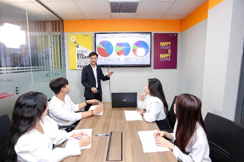 HUTECH trao bằng cho 104 tân thạc sĩ, nhận hồ sơ dự tuyển đợt 4 - 2022 - Ảnh 3. HUTECH trao bằng cho 104 tân thạc sĩ, nhận hồ sơ dự tuyển đợt 4 - 2022 - Ảnh 3.