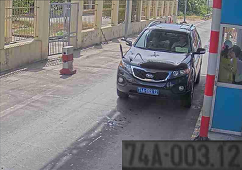 Xe biển xanh qua trạm thu phí không chịu mua vé, BOT Bắc Hải Vân ùn tắc - Ảnh 1. Xe biển xanh qua trạm thu phí không chịu mua vé, BOT Bắc Hải Vân ùn tắc - Ảnh 1.