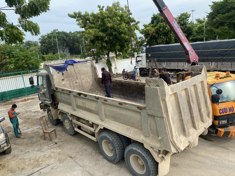 Bình Thuận: Cắt bỏ thùng xe cơi nới, buộc hạ đúng tải tại các trạm cảnh sát giao thông - Ảnh 2. Bình Thuận: Cắt bỏ thùng xe cơi nới, buộc hạ đúng tải tại các trạm cảnh sát giao thông - Ảnh 2.
