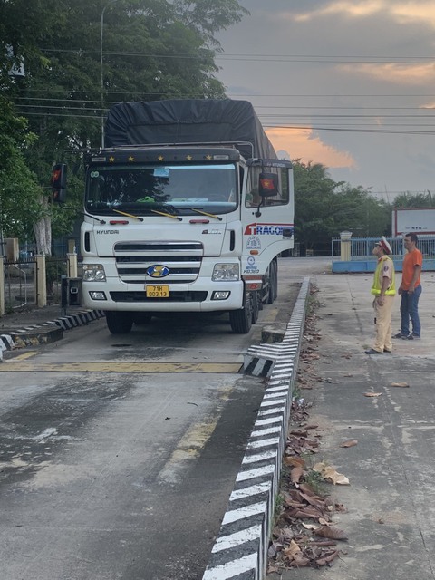 Bình Thuận: Cắt bỏ thùng xe cơi nới, buộc hạ đúng tải tại các trạm cảnh sát giao thông - Ảnh 3. Bình Thuận: Cắt bỏ thùng xe cơi nới, buộc hạ đúng tải tại các trạm cảnh sát giao thông - Ảnh 3.