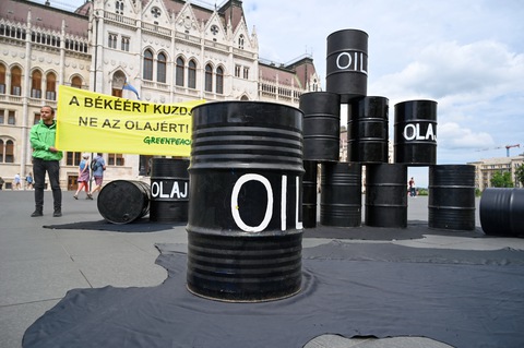 OPEC+ tăng sản lượng dầu: Tín hiệu chính trị hơn thực chất - Ảnh 1. OPEC+ tăng sản lượng dầu: Tín hiệu chính trị hơn thực chất - Ảnh 1.