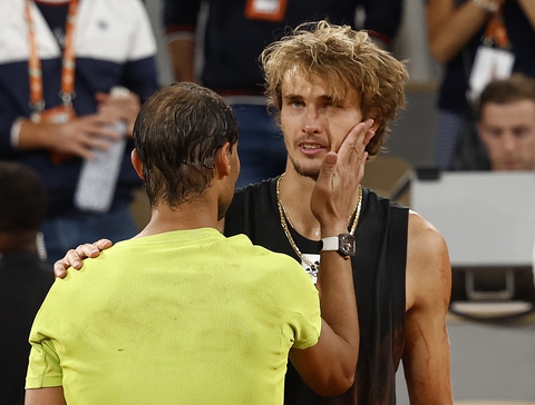 Zverev bỏ cuộc vì chấn thương, Nadal vào chung kết Roland Garros 2022 - Ảnh 1. Zverev bỏ cuộc vì chấn thương, Nadal vào chung kết Roland Garros 2022 - Ảnh 1.