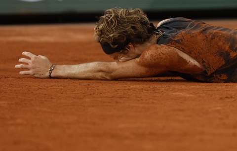 Zverev bỏ cuộc vì chấn thương, Nadal vào chung kết Roland Garros 2022 - Ảnh 3. Zverev bỏ cuộc vì chấn thương, Nadal vào chung kết Roland Garros 2022 - Ảnh 3.