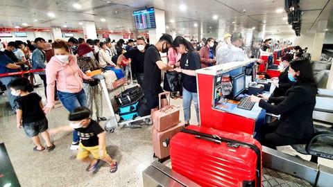 Liên tục xảy ra chậm chuyến, sân bay ùn ứ diện rộng - Ảnh 1. Liên tục xảy ra chậm chuyến, sân bay ùn ứ diện rộng - Ảnh 1.