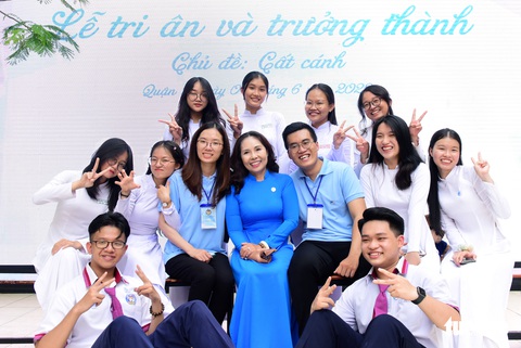 Lễ trưởng thành xúc động ở Trường THPT Trưng Vương - Ảnh 10. Lễ trưởng thành xúc động ở Trường THPT Trưng Vương - Ảnh 10.