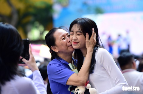 Lễ trưởng thành xúc động ở Trường THPT Trưng Vương - Ảnh 4. Lễ trưởng thành xúc động ở Trường THPT Trưng Vương - Ảnh 4.