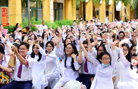Lễ trưởng thành xúc động ở Trường THPT Trưng Vương - Ảnh 1. Lễ trưởng thành xúc động ở Trường THPT Trưng Vương - Ảnh 1.