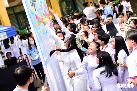 Lễ trưởng thành xúc động ở Trường THPT Trưng Vương - Ảnh 5. Lễ trưởng thành xúc động ở Trường THPT Trưng Vương - Ảnh 5.