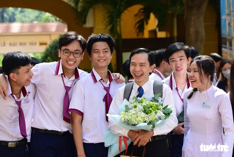 Lễ trưởng thành xúc động ở Trường THPT Trưng Vương - Ảnh 8. Lễ trưởng thành xúc động ở Trường THPT Trưng Vương - Ảnh 8.