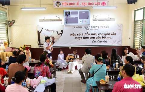 Lễ trưởng thành xúc động ở Trường THPT Trưng Vương - Ảnh 9. Lễ trưởng thành xúc động ở Trường THPT Trưng Vương - Ảnh 9.