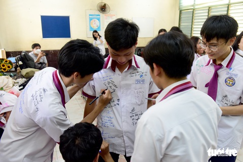 Lễ trưởng thành xúc động ở Trường THPT Trưng Vương - Ảnh 7. Lễ trưởng thành xúc động ở Trường THPT Trưng Vương - Ảnh 7.