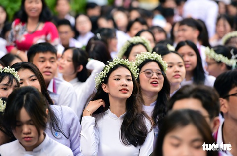 Lễ trưởng thành xúc động ở Trường THPT Trưng Vương - Ảnh 3. Lễ trưởng thành xúc động ở Trường THPT Trưng Vương - Ảnh 3.