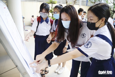 Sáng nay 4-6, 2.300 học sinh thi vào lớp 10 Trường phổ thông Năng khiếu - Ảnh 2. Sáng nay 4-6, 2.300 học sinh thi vào lớp 10 Trường phổ thông Năng khiếu - Ảnh 2.
