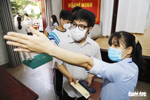 Sáng nay 4-6, 2.300 học sinh thi vào lớp 10 Trường phổ thông Năng khiếu - Ảnh 1. Sáng nay 4-6, 2.300 học sinh thi vào lớp 10 Trường phổ thông Năng khiếu - Ảnh 1.