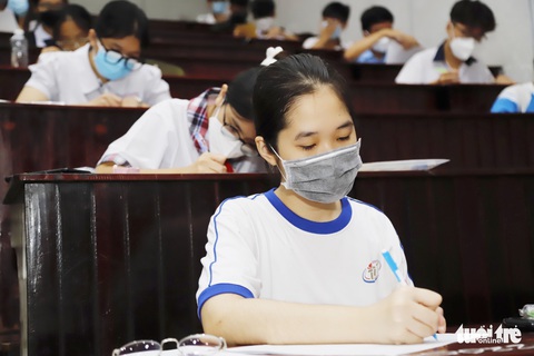 Sáng nay 4-6, 2.300 học sinh thi vào lớp 10 Trường phổ thông Năng khiếu - Ảnh 3. Sáng nay 4-6, 2.300 học sinh thi vào lớp 10 Trường phổ thông Năng khiếu - Ảnh 3.