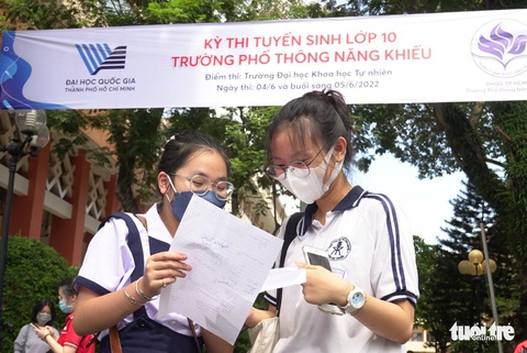 Thí sinh bất ngờ với đề thi toán vào Trường phổ thông Năng khiếu - Ảnh 1. Thí sinh bất ngờ với đề thi toán vào Trường phổ thông Năng khiếu - Ảnh 1.