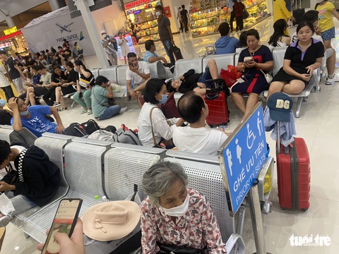 Bị delay liên tục, hàng trăm hành khách vạ vật tại Cam Ranh - Ảnh 1. Bị delay liên tục, hàng trăm hành khách vạ vật tại Cam Ranh - Ảnh 1.