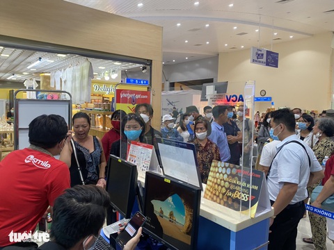 Bị delay liên tục, hàng trăm hành khách vạ vật tại Cam Ranh - Ảnh 2. Bị delay liên tục, hàng trăm hành khách vạ vật tại Cam Ranh - Ảnh 2.