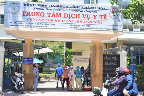 Thiếu thủy tinh thể mổ mắt, bệnh viện nói do đấu thầu khó khăn - Ảnh 1. Thiếu thủy tinh thể mổ mắt, bệnh viện nói do đấu thầu khó khăn - Ảnh 1.