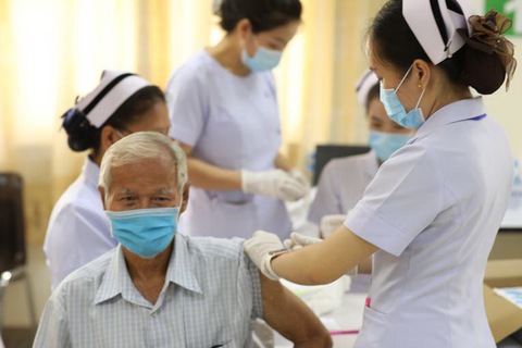 Người già tiêm vắc xin UNICEF 1(Read-Only) Người già tiêm vắc xin UNICEF 1(Read-Only)