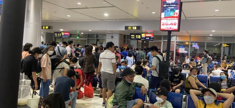 Check-in trục trặc, khách ngồi nhiều giờ ở Tân Sơn Nhất để được bay - Ảnh 1. Check-in trục trặc, khách ngồi nhiều giờ ở Tân Sơn Nhất để được bay - Ảnh 1.