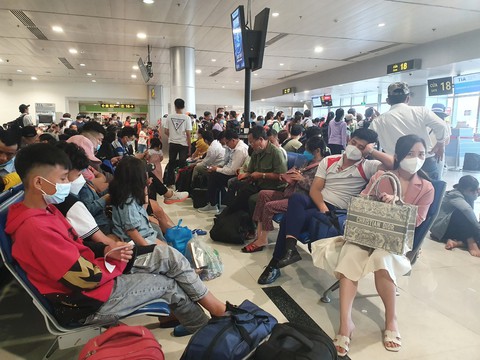 Check-in trục trặc, khách ngồi nhiều giờ ở Tân Sơn Nhất để được bay - Ảnh 2. Check-in trục trặc, khách ngồi nhiều giờ ở Tân Sơn Nhất để được bay - Ảnh 2.