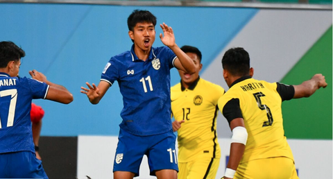 Đánh bại U23 Malaysia, U23 Thái Lan tạm vươn lên đầu bảng - Ảnh 1. Đánh bại U23 Malaysia, U23 Thái Lan tạm vươn lên đầu bảng - Ảnh 1.
