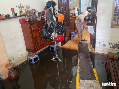 Vì sao sau 10 ngày mưa lớn, người dân quận Tây Hồ vẫn phải đi thuyền về nhà? - Ảnh 7. Vì sao sau 10 ngày mưa lớn, người dân quận Tây Hồ vẫn phải đi thuyền về nhà? - Ảnh 7.