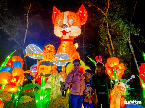 Đèn lồng khổng lồ rực rỡ hút du khách ngày hè - Ảnh 1. Đèn lồng khổng lồ rực rỡ hút du khách ngày hè - Ảnh 1.