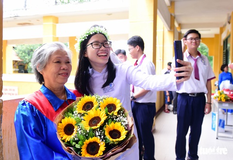 Bà, cháu và bộ lễ phục tốt nghiệp - Ảnh 1. Bà, cháu và bộ lễ phục tốt nghiệp - Ảnh 1.