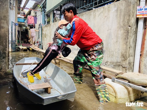 Vì sao sau 10 ngày mưa lớn, người dân quận Tây Hồ vẫn phải đi thuyền về nhà? - Ảnh 3. Vì sao sau 10 ngày mưa lớn, người dân quận Tây Hồ vẫn phải đi thuyền về nhà? - Ảnh 3.