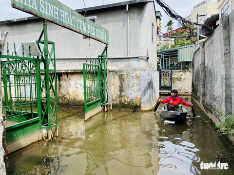 Vì sao sau 10 ngày mưa lớn, người dân quận Tây Hồ vẫn phải đi thuyền về nhà? - Ảnh 2. Vì sao sau 10 ngày mưa lớn, người dân quận Tây Hồ vẫn phải đi thuyền về nhà? - Ảnh 2.