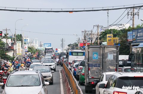 Dân Thủ Đức mong sớm sửa cây cầu ‘thắt cổ chai’ - Ảnh 2. Dân Thủ Đức mong sớm sửa cây cầu ‘thắt cổ chai’ - Ảnh 2.