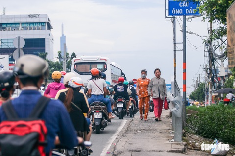 Dân Thủ Đức mong sớm sửa cây cầu ‘thắt cổ chai’ - Ảnh 1. Dân Thủ Đức mong sớm sửa cây cầu ‘thắt cổ chai’ - Ảnh 1.