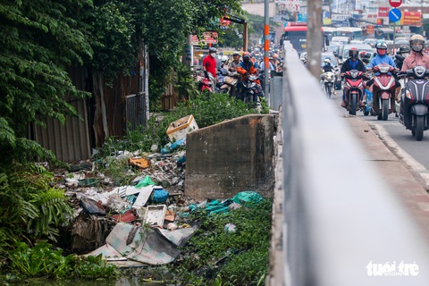 Dân Thủ Đức mong sớm sửa cây cầu ‘thắt cổ chai’ - Ảnh 3. Dân Thủ Đức mong sớm sửa cây cầu ‘thắt cổ chai’ - Ảnh 3.