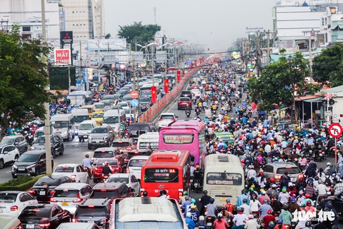Dân Thủ Đức mong sớm sửa cây cầu ‘thắt cổ chai’ - Ảnh 4. Dân Thủ Đức mong sớm sửa cây cầu ‘thắt cổ chai’ - Ảnh 4.