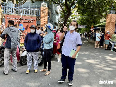 Đề thi văn lớp 10 Trường phổ thông Năng khiếu: Học sinh thích thú với Điều em muốn nói ở tuổi 15 - Ảnh 1. Đề thi văn lớp 10 Trường phổ thông Năng khiếu: Học sinh thích thú với Điều em muốn nói ở tuổi 15 - Ảnh 1.