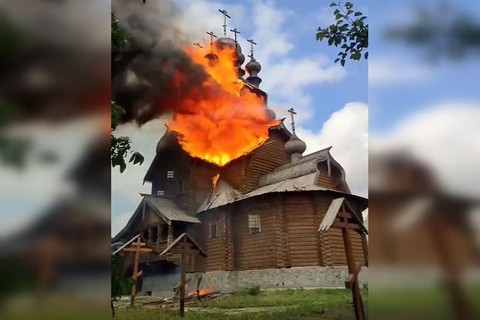 Tu viện cổ ở Ukraine bốc cháy: Ukraine và Nga đổ lỗi cho nhau - Ảnh 1. Tu viện cổ ở Ukraine bốc cháy: Ukraine và Nga đổ lỗi cho nhau - Ảnh 1.